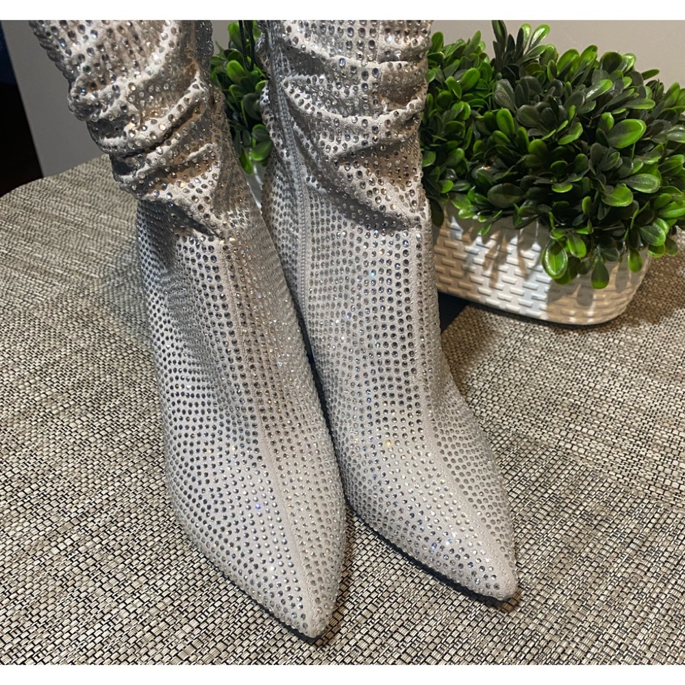 NWT Nine West womens silver rhinestone boots size 8.